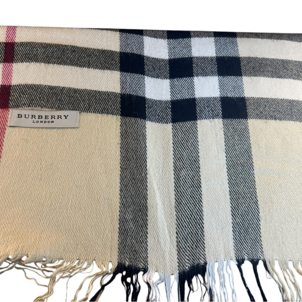 Burberry Soft Scarf in Excellent Condition - Picture 2 of 8